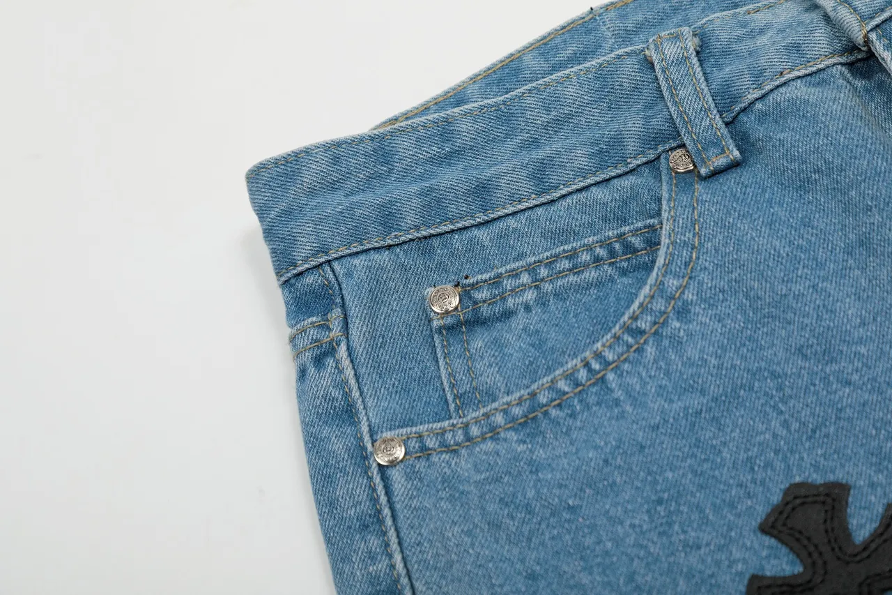 KE975#P230 The only correct leather label version on the market Chrome Hearts CH Cross embroidery distressed jeans Top ceiling quality 100% correct version The correct version is here!  Believe me this must be the best quality you will ever come across! ! Excellent value for money! !  Styles with different washes and textures are very friendly to people with thin legs and thick legs. The straight version is very flattering to the shape of the legs. The moderate length is timeless and easy to match. It is the basis of various styles and a must-have in the wardrobe! ! Add a little stacking to easily control this year's popular clean fit fabric. The fabric is stiff but the upper body is soft without losing texture. The sides and cuffs of some styles have a bone-wash effect. It's really hard not to love it! The outfit effect is immediate! ✅Correctly customize the Croxin metal leather label on the back panel. It is not sold directly with the cross on the finished jeans. 1:1 copying strives for excellence and the details are perfectly grasped. ✅The cross leather label is clear and smooth. Exquisite turning top craftsmanship. ✅Buttons, zippers and hardware are all customized versions of the Croxin LOGO. ✅High-cost washing process. Size: 28 30 32 34 36 (5 sizes)